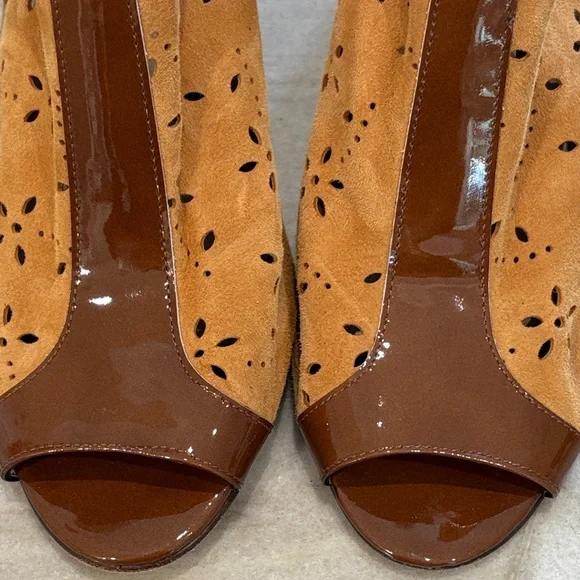 Jennifer Tattanelli Women’s Elegant Laser Cut Ankle Booties - Picture 6 of 7